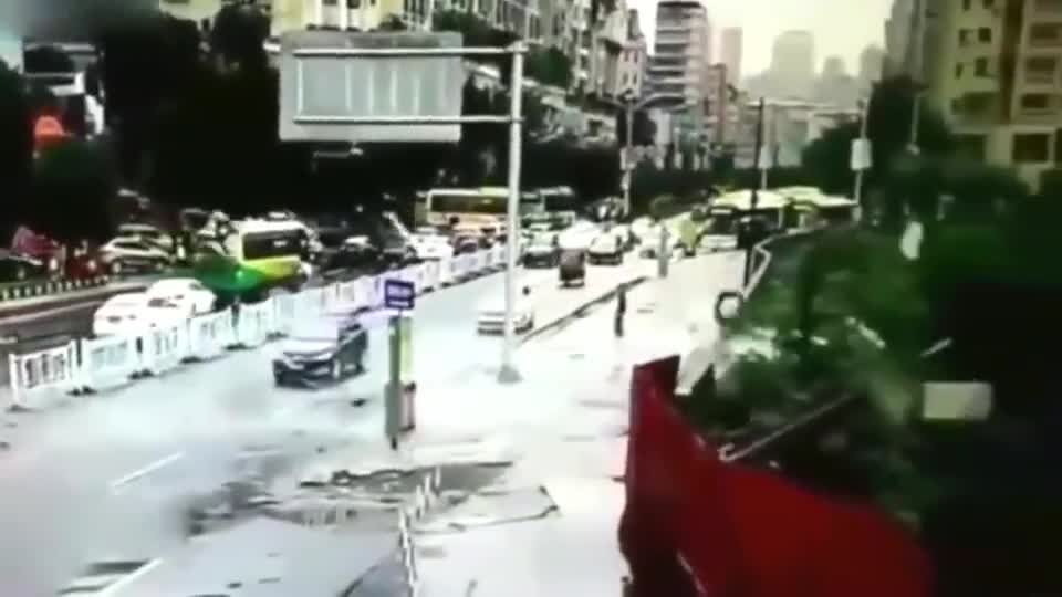 监控实拍：这绝对又是女司机把油门当刹车了！