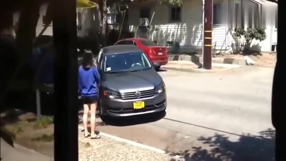 实拍漂亮妹子指挥女司机倒车，你们憋住别笑