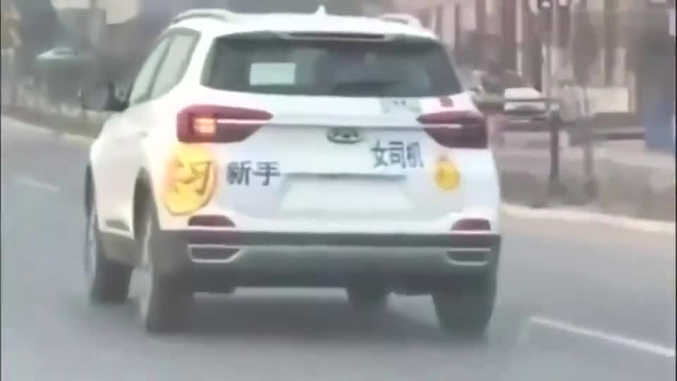 实拍：湖南“最牛”女司机，在车尾贴满了纸，来往车辆瑟瑟发抖！