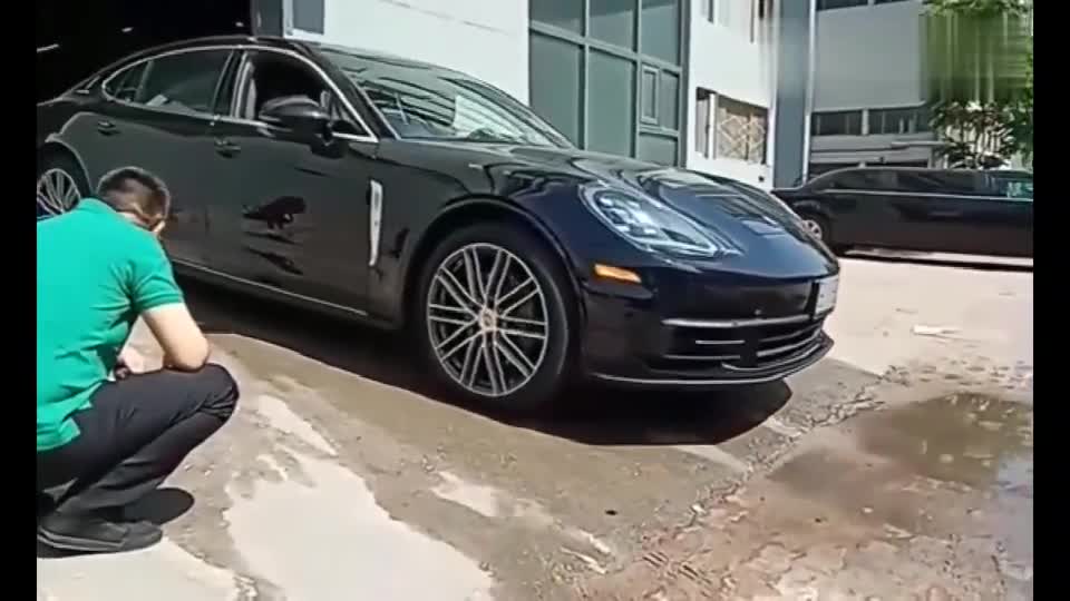 新买的保时捷帕拉梅拉,刚出库就遇到了困难,底盘太低了