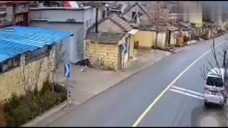 实拍：这速度得有多快，“私闯”民宅的越野车！