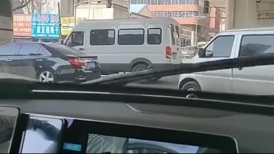 实拍：女司机开车，副驾驶不敢说话，惹不起！