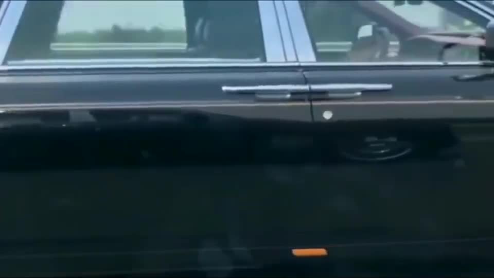 实拍：跟了劳斯莱斯一路，也没研究出他的轮子到底是怎么转的