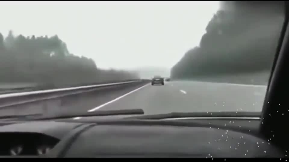 兰博基尼在高速上偶遇宝马760Li,一场大战不可避免了