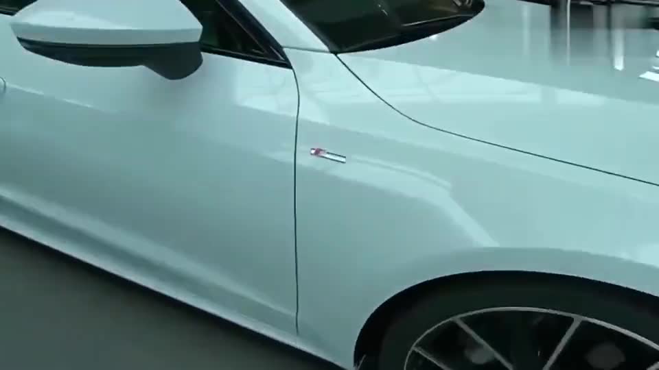 奥迪A7到店，按下钥匙打开流水灯，还要奔驰CLS和7系宝马？