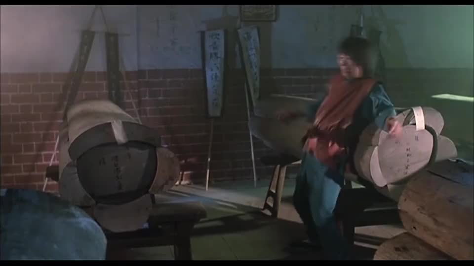 文才给棺材里的僵尸送香吃却被僵尸扯进棺材这僵尸力气太大了