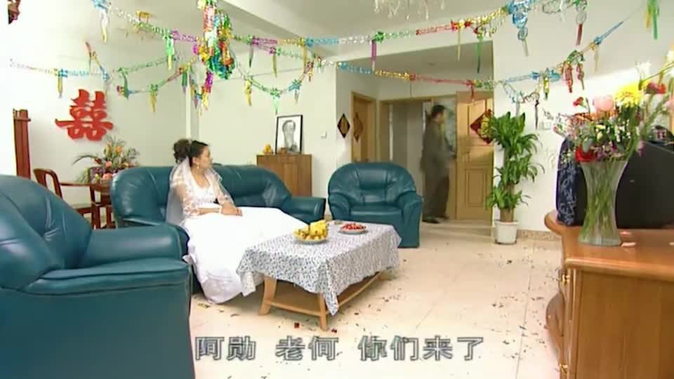 你受伤我守护你,有这样女朋友不香吗 为您推荐: 郭金凤偷资料回来,找