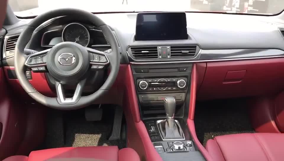 抢鲜看：全新一汽马自达CX-4后排中央地台过高，不适合坐人