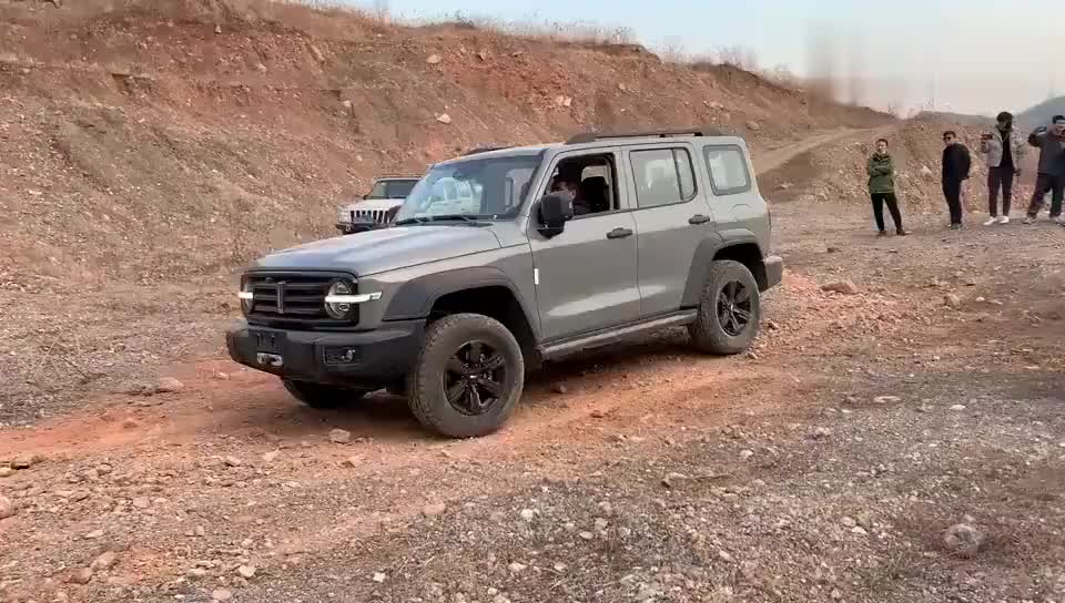 实拍坦克300小试碎石坡，看完才知道有多强悍