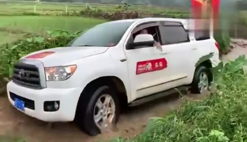 本以为丰田红杉越野性能很强，一下水就暴露了！