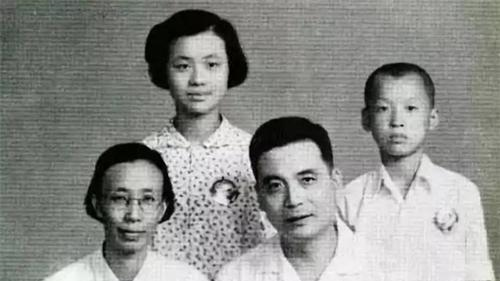 如今许鹿希已经91岁了,而她依旧在老房子当中等着邓稼先归来,如同28年