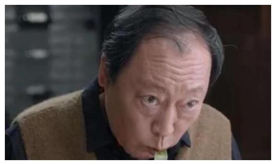 45岁吴彦祖撞脸倪大红,这是准备放飞自我,网友:男神滤镜破碎了
