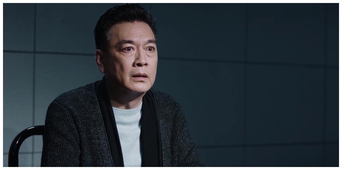《暴风眼》反派为何戴面具?线索找到了