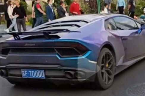 成都太古里街头实拍苏F兰博基尼跑车，青紫色车身非常显眼！