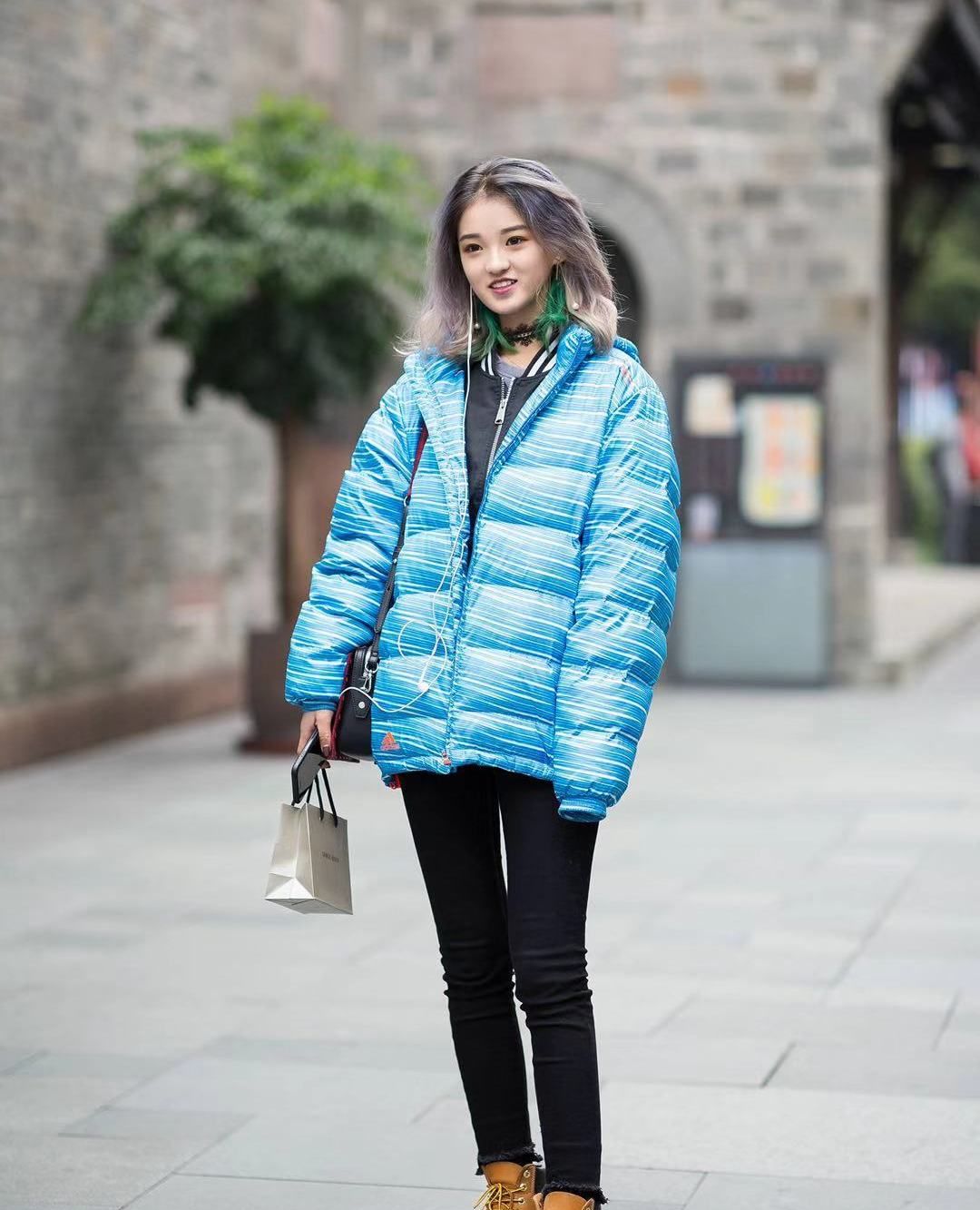 街拍:小姐姐蓝色羽绒服搭配黑色紧身裤,发色时尚笑容甜美