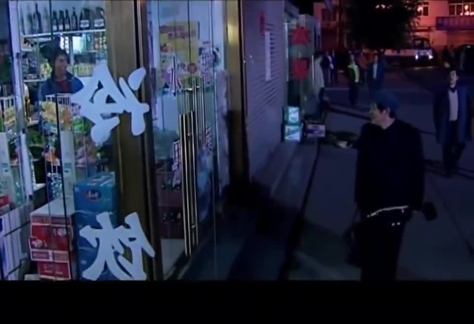 马大帅:大叔被骗的只剩几元钱,落到啃面包的下场,真可怜!