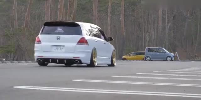 实拍国外改装车大聚会