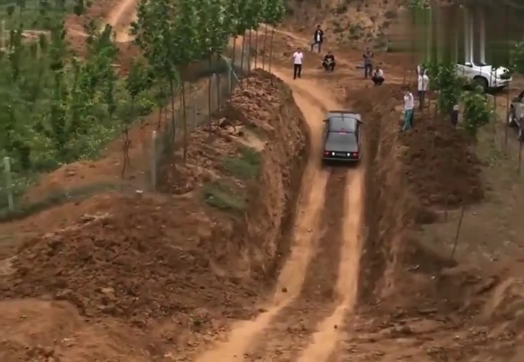 实拍：桑塔纳吊打所有越野车，倒着都开上来了！