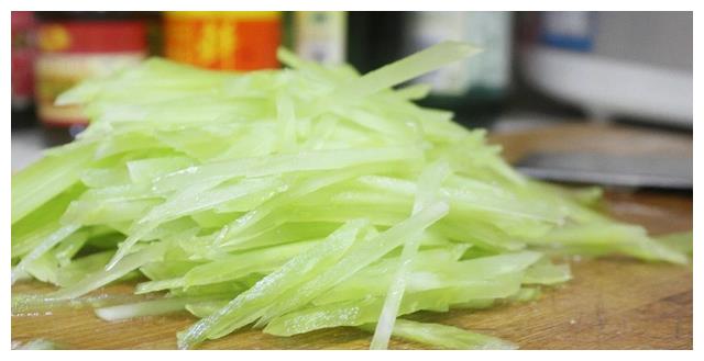 莴笋怎么做?大叔教你莴笋炒牛肉,香气扑鼻,简单易学,非常下饭
