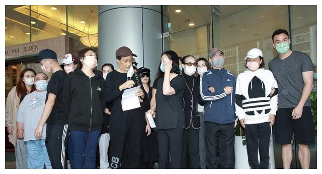 赌王去世各房暗斗群像:二太眼神精干,四太趾高气昂,三太被搀扶