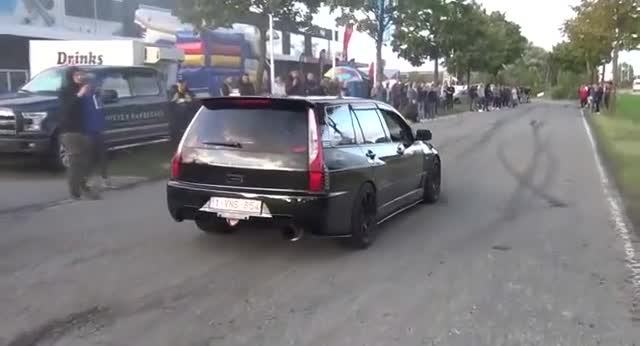 疾驰而去的豪华性能车，声浪炫酷