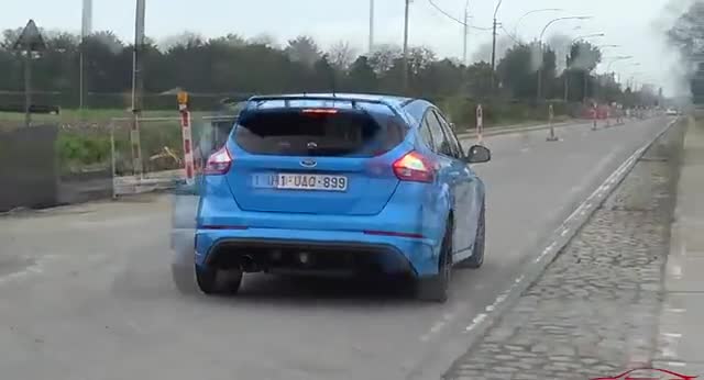 运动时尚的性能车，车身侧面展示