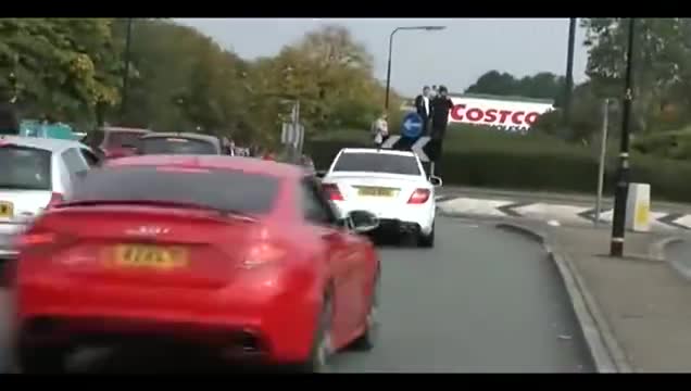 小伙开奔驰跑车装上路边广告杆，这么新的车真是可惜了！