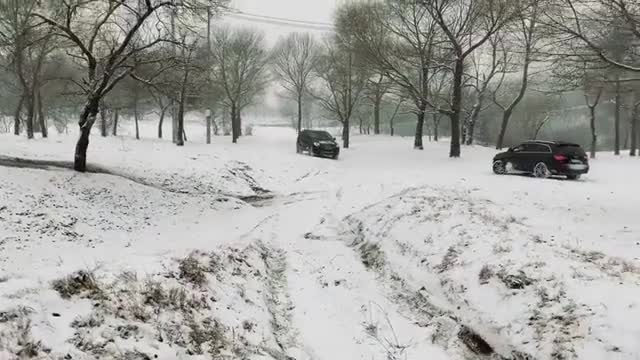 奥迪Q7来雪地玩，日产途乐也只能跟在它后面