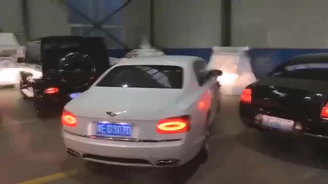 国内超级土豪日常晒车，奔驰S级都得靠边停放，太豪了！
