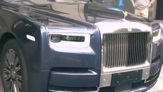 劳斯莱斯幻影回家，引众人围观，真是霸气！