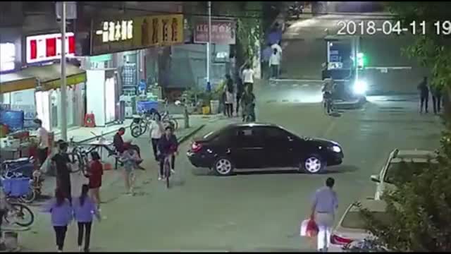 实拍司机下车忘拉手刹，大货车直接溜坡，小伙神反应躲过一劫