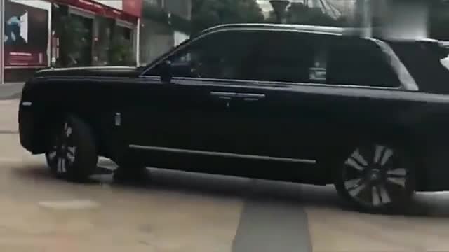 昂贵的库里南，不愧是SUV里的王者，这外观就已经决定了地位！