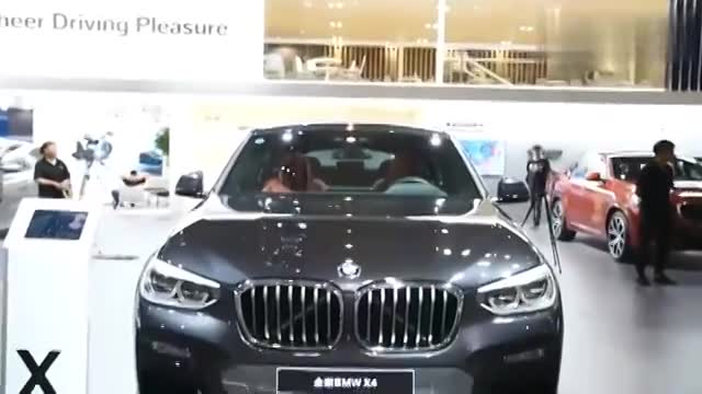 车展实拍：新款宝马X4，xDrive25iM越野套装外观展示