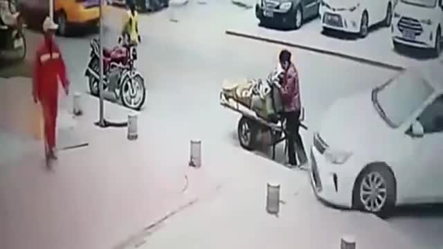 实拍：女司机穿高跟鞋驾驶轿车，汽车失控冲向摆摊大妈