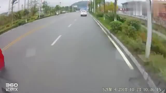 行车记录仪实拍：前方SUV司机是好人还是坏人？