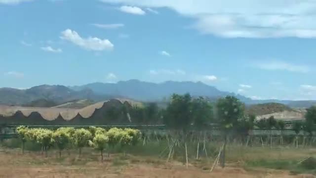 汽车上实拍蓝天白云