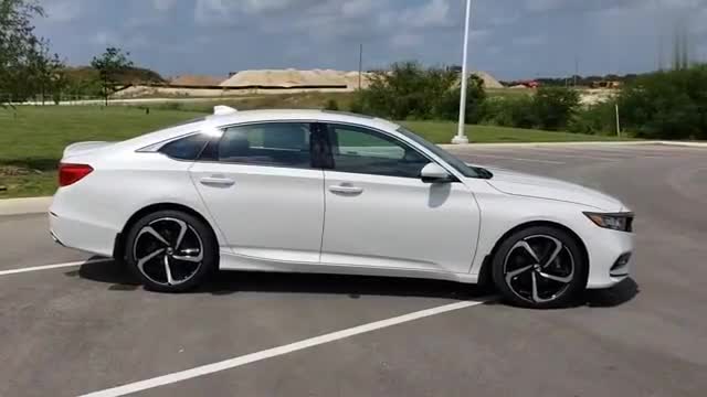 实拍白色第十代本田雅阁，大气运动，特别是旋风轮毂，好帅