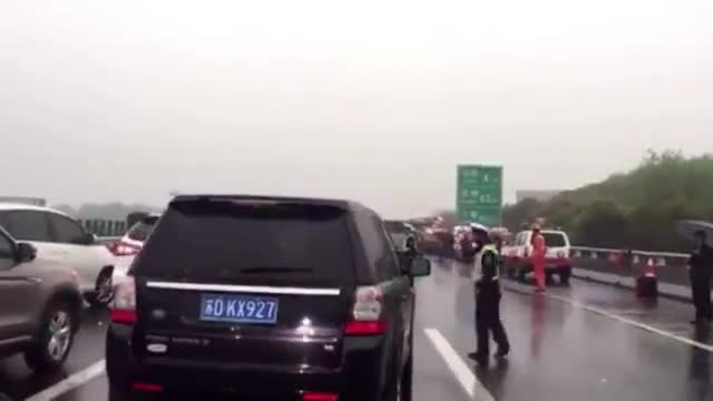 交警警示栏——实拍高速路惨烈车祸连环撞车车毁人亡