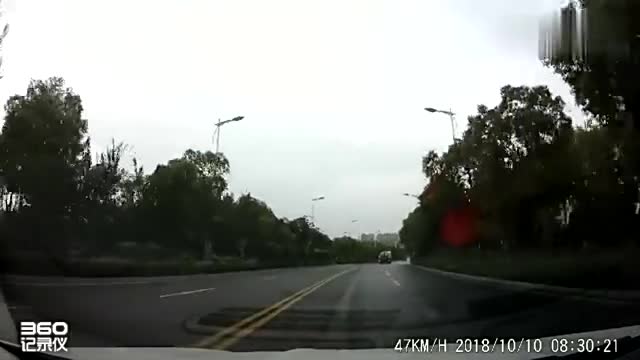 实拍：电动车逆行，洒水车可不惯着他，直接变成“落汤鸡”