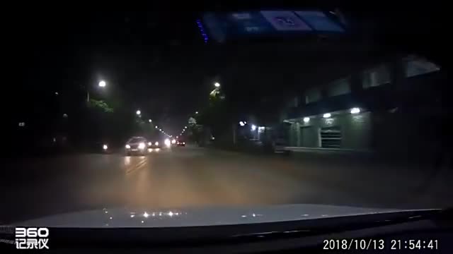 实拍：白车司机开远光灯行驶，转弯时差点把自己搭进去