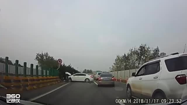 实拍：高速公路，白色轿车把自己撞成这样，司机这操作看不懂