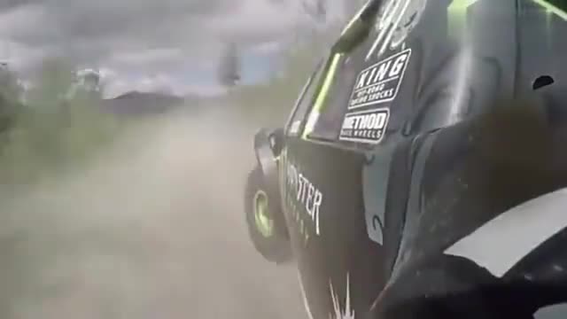 旋转跳跃不停歇，皮卡还能这么开，这悬挂简直无解