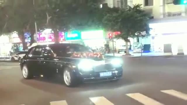 劳斯莱斯幻影当婚车，新郎一看就是个有实力的土豪，羡慕！
