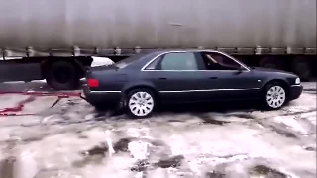 大卡车雪地抛锚，奥迪A8显神威，四驱系统就是牛！