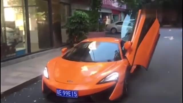 实拍迈凯伦超跑炸街，加油的声音好浪，激情四射