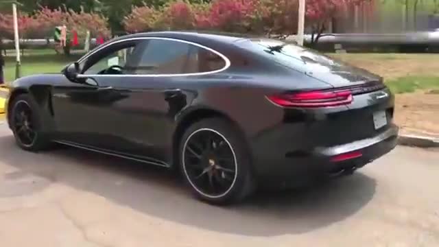 土豪订购的保时捷帕拉梅拉到货交付，开上运输车才知道有多帅气