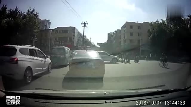 行车记录仪实拍：前车突然“蛇形”走位，这谁能躲的开？