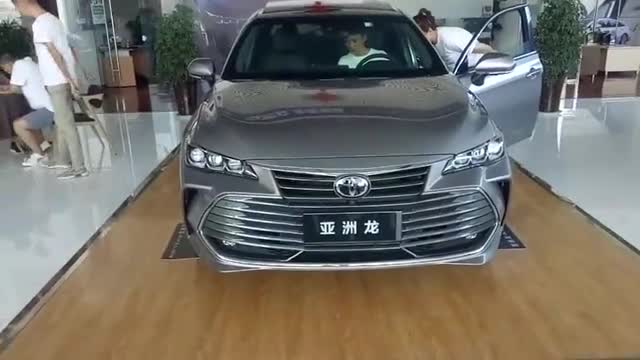 2020款丰田亚洲龙到店实拍，看到外观和内饰，买不买自己拿主意