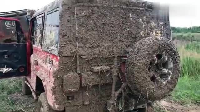 这台牧马人号称中原第一高，这么高的底盘，通过性应该很牛逼！