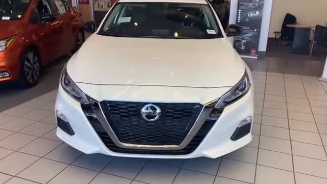 2019款日产天籁到店实拍，坐进驾驶室看到内饰，买不买做个参考